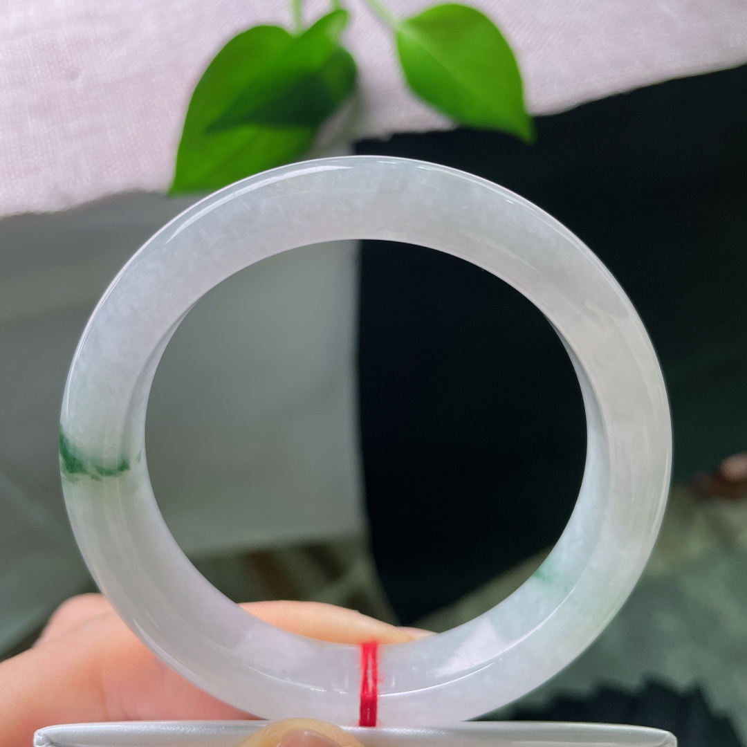 55/11.9/8.7，飘花正圈，无裂，白底衬得飘花鲜活醒目，清灵脱俗，一刚一柔融于圆环之间，清冷又富有灵气，诠释着独属于飘花翡翠的氛围感。ss56034