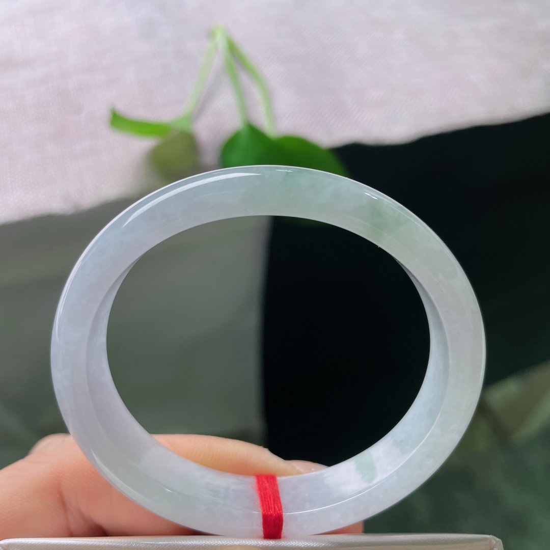 52.5（45.6）12.4/6.8，飘花贵妃，一点晶体，几缕飘绿悠然漫于镯身，如云影渡碧水，清简空