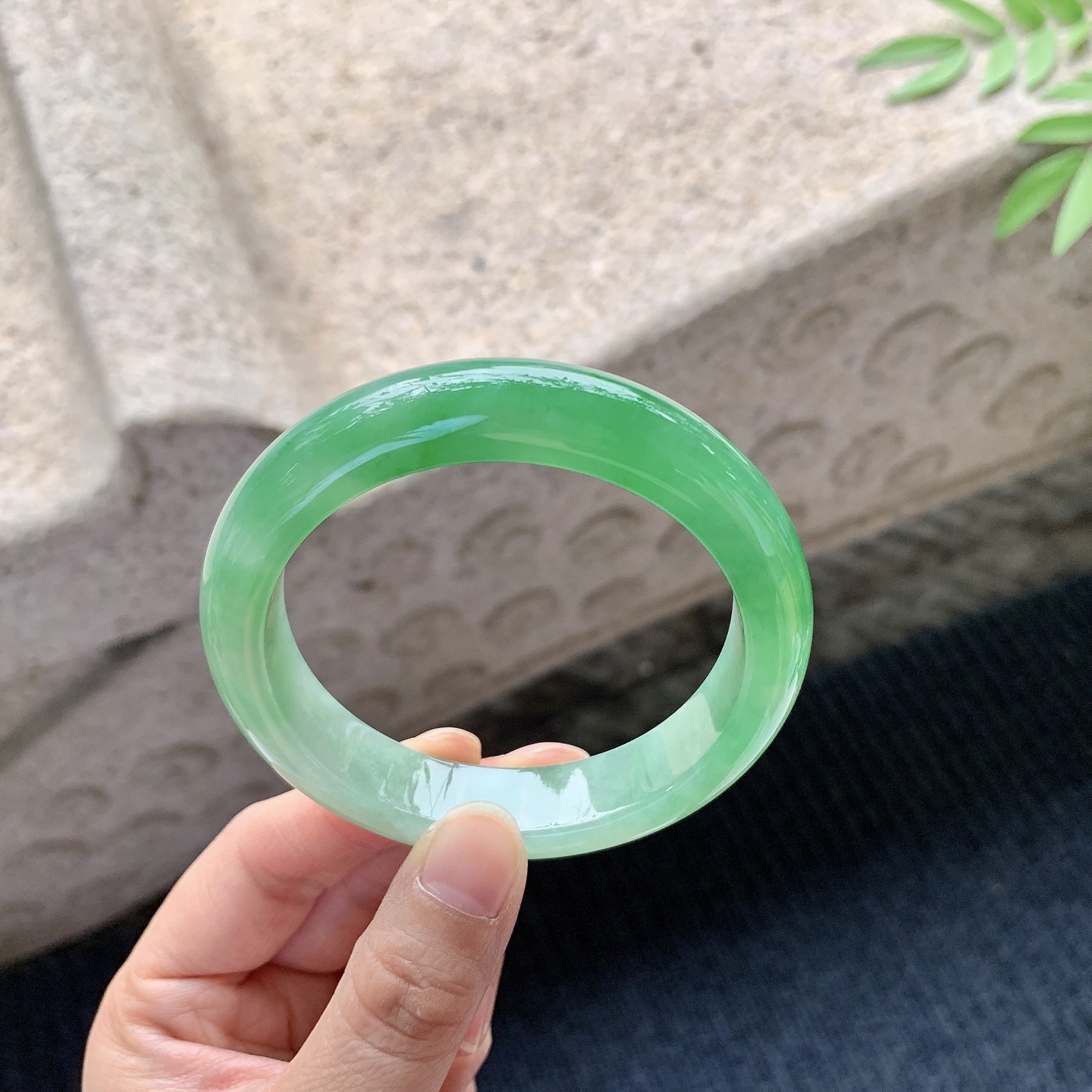 正圈55 56，圈口56.6/12.6/8.8，编码WW080276，冰糯辣阳绿，水润，种老，细腻，有絮线