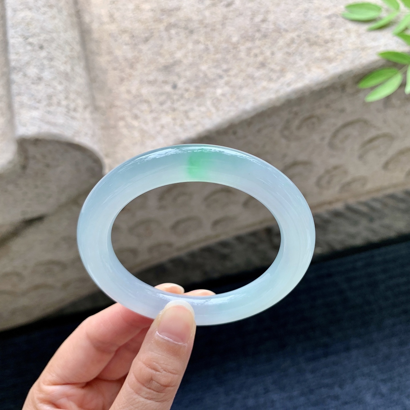圆条53 54，圈口54.6/10/10.3，编码B2080653，冰糯飘绿，清透，水润，种老，细腻，内侧有絮线