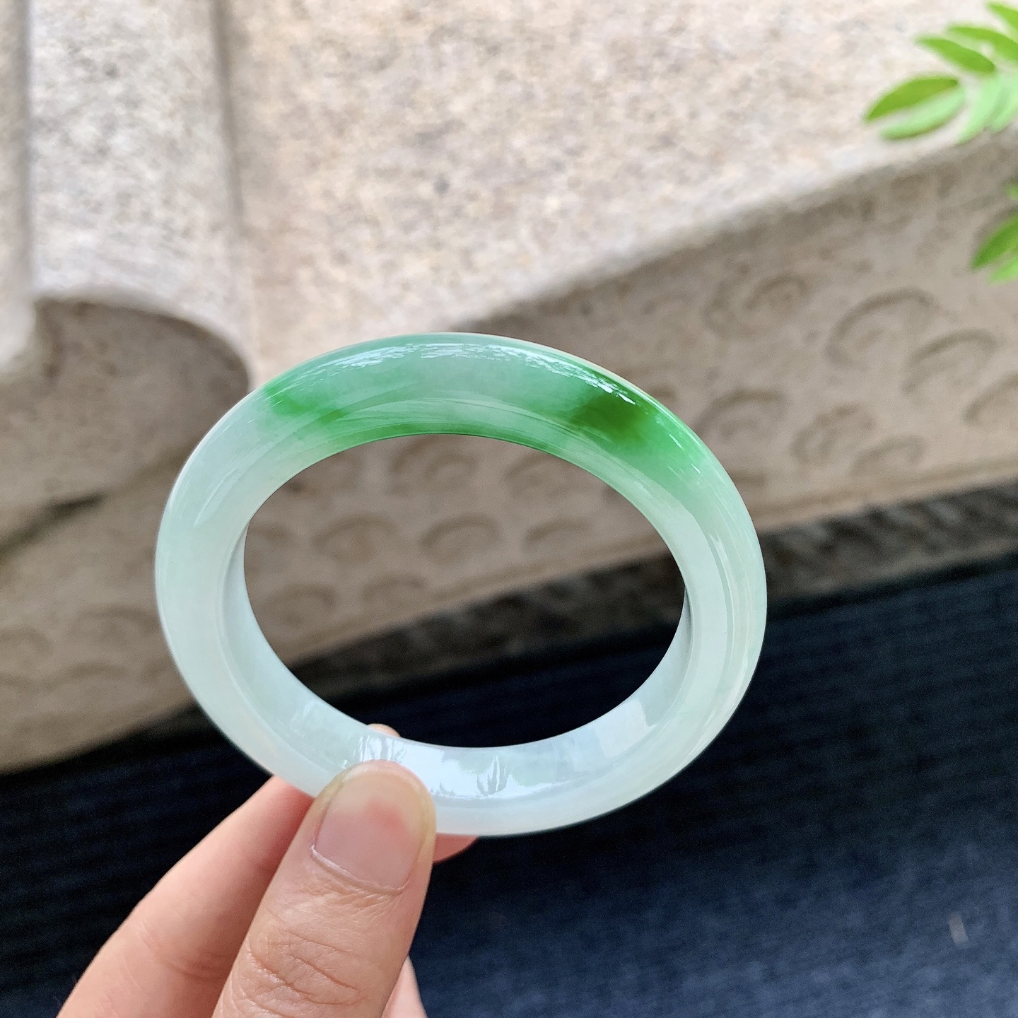 正圈52 53，圈口52.8/10/8.9，编码DW080109，糯冰飘辣绿，种老，细腻，打灯有细微棉纹