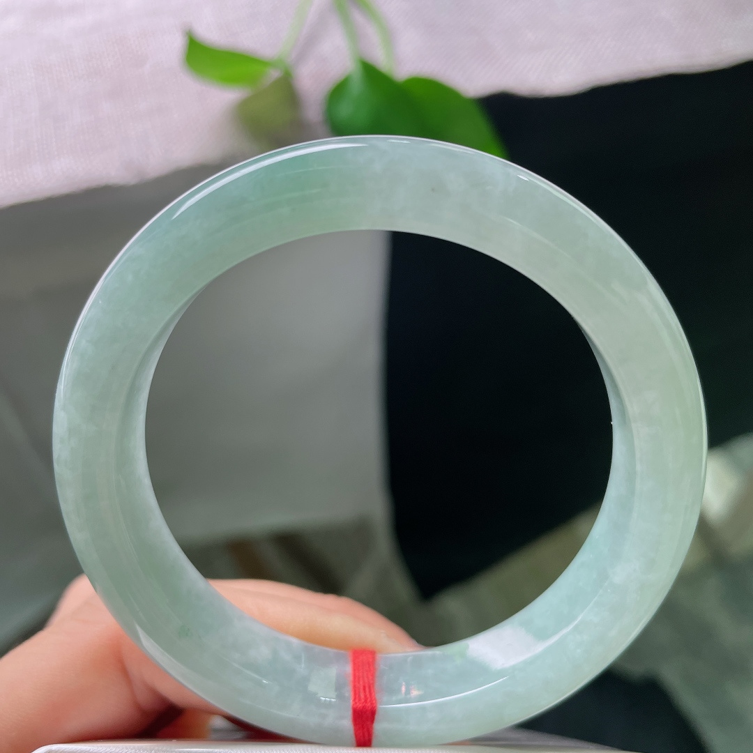 绿底正圈，无裂，清透起光，色调淡雅不张扬，不挑肤色，通勤日常都合适。ss56700a