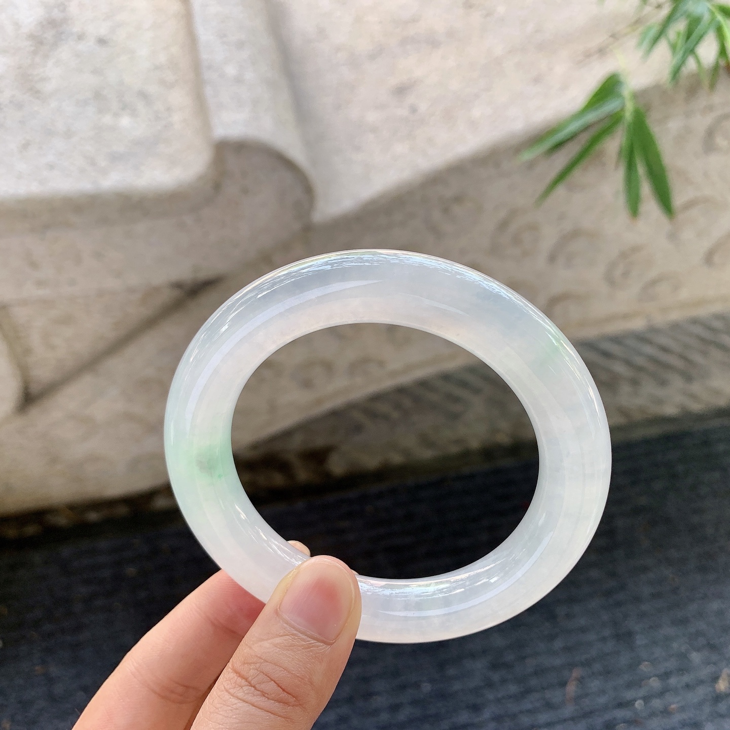 圆条56 57，圈口56.8/11.3/11.9，编码Q7061961，冰飘绿，水润，种老，细腻，打灯有棉线