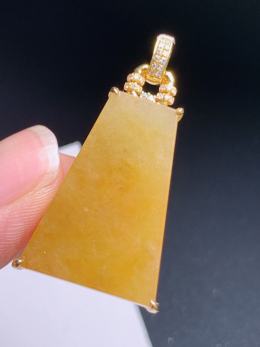 ️ 黄翡无事牌吊坠，色泽浓郁，玉质温润，简约大气