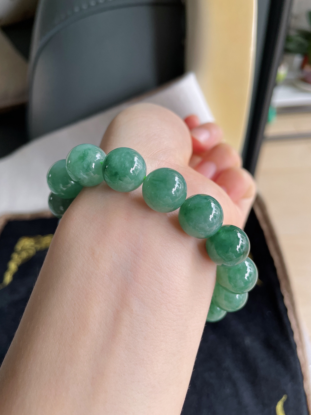 ️，缅甸天然翡翠A货，冰飘花手串，尺寸：12.8mm。【编835】