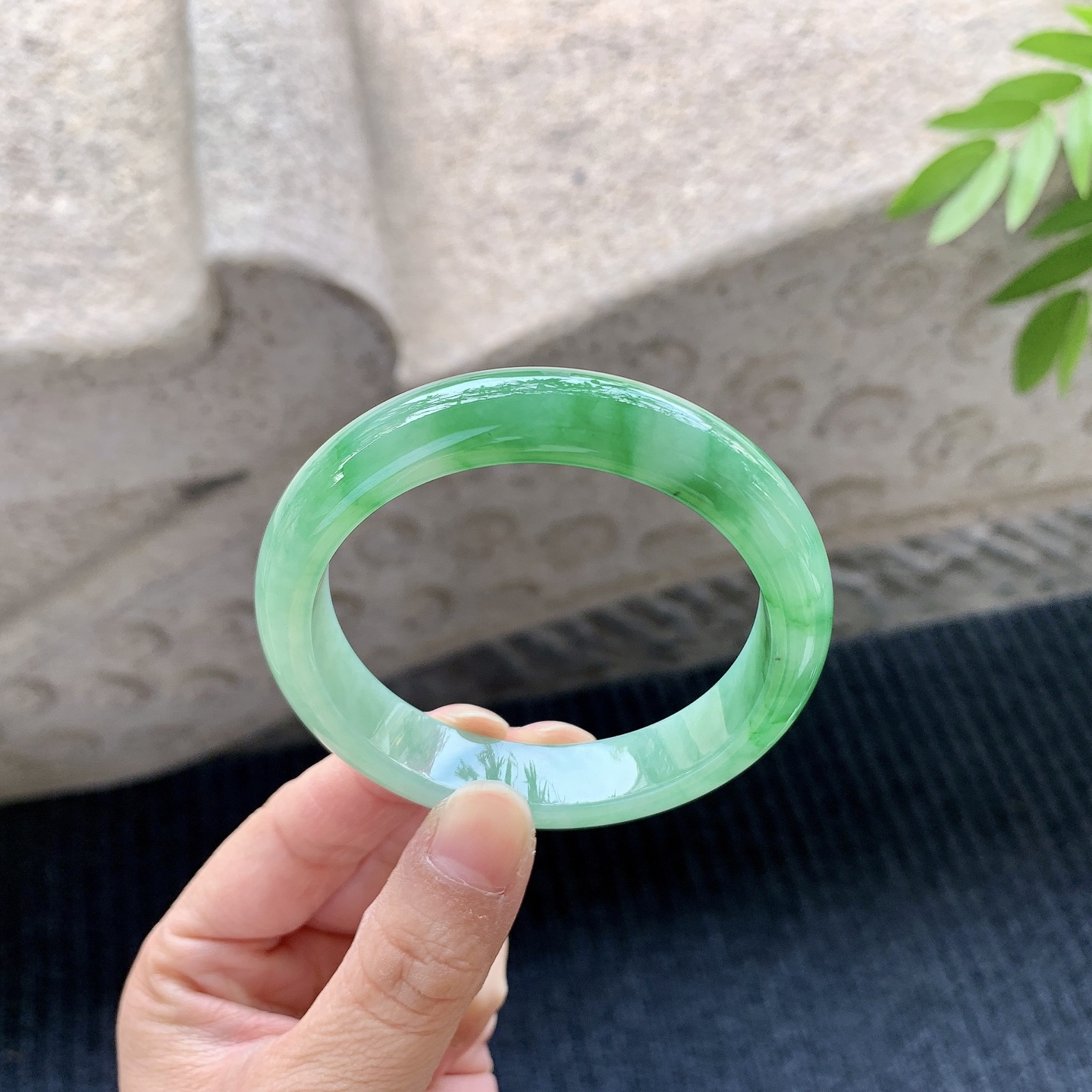 正圈52 53，圈口53.6/11.8/7.6，编码A1073033，冰糯飘辣绿，水润，种老，细腻，无裂
