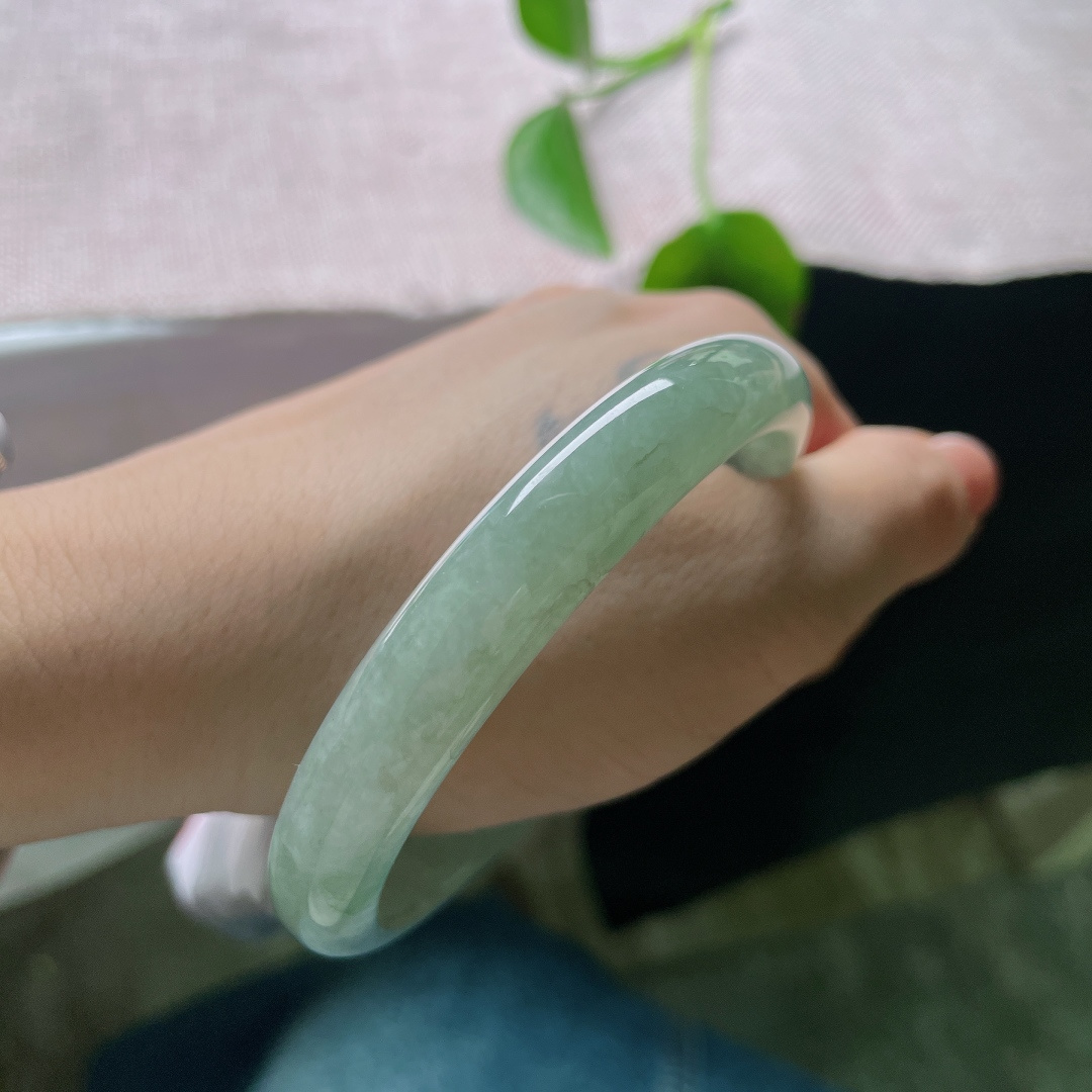 60.9/10.2/6.9，油青正圈，一点皮纹，淡淡的湖调青绿，玉质细腻，光泽温润，不挑穿搭，通勤日常都合适。ss56725a