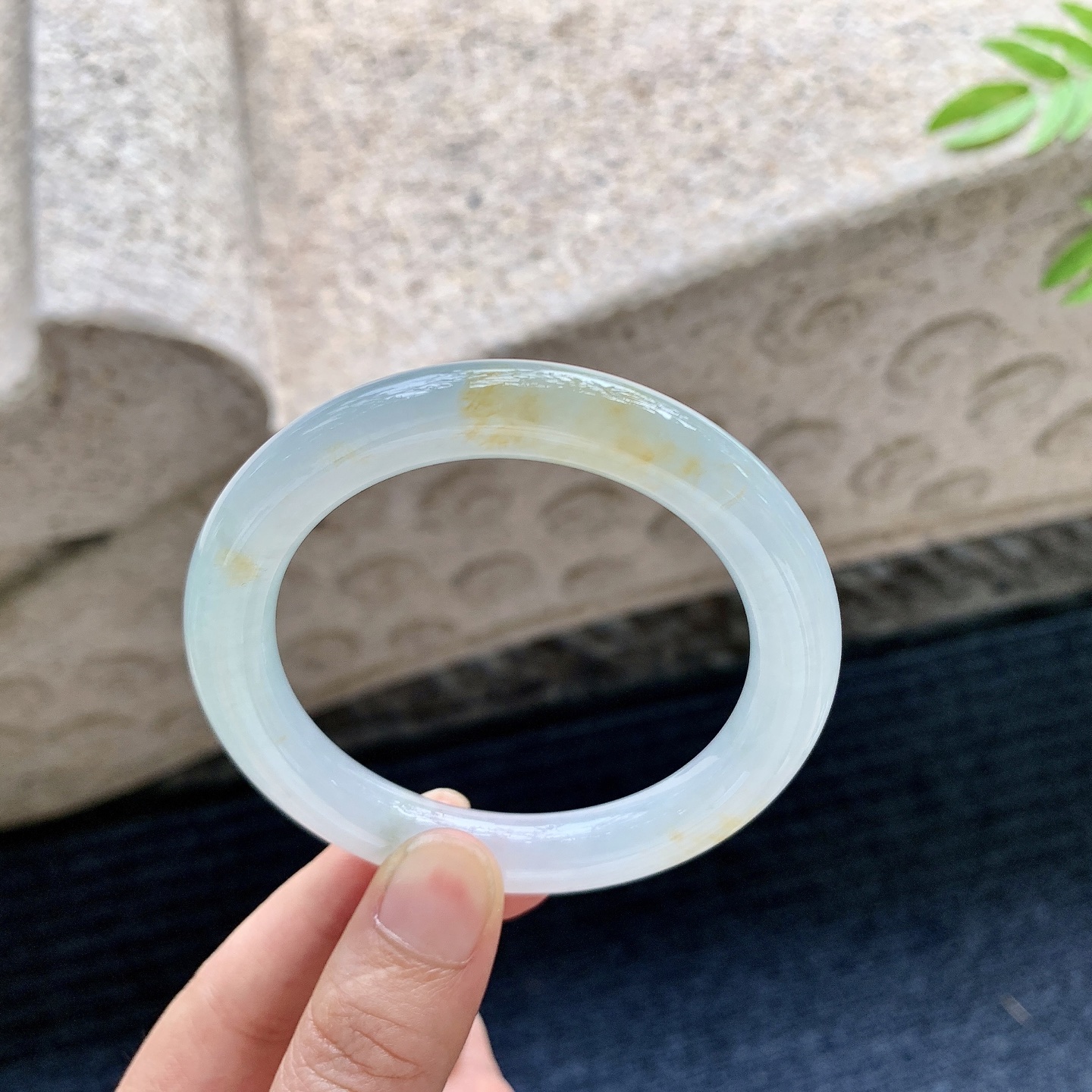 圆条52 53，圈口53.8/9.6/9.3，编码DJ080117，描述冰糯飘黄翡，水润，种老，细腻，打灯有絮线