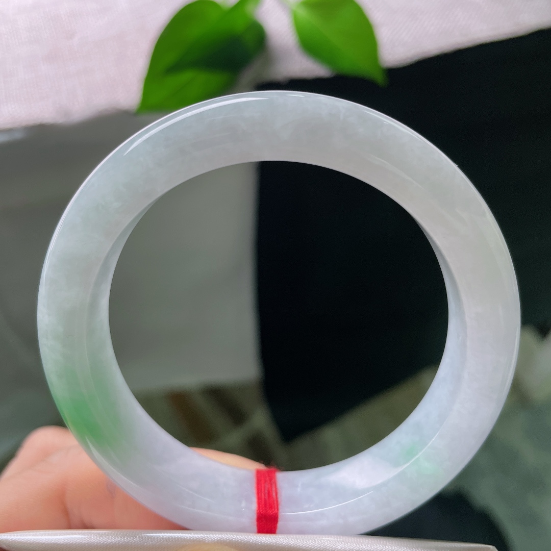 白底青，皮纹，莹白底子干净柔和，一抹鲜亮的正阳绿俏落在镯身，绿色鲜活亮眼，白绿撞色干净清爽，气质清甜温婉，上手显白灵动。ss56077a