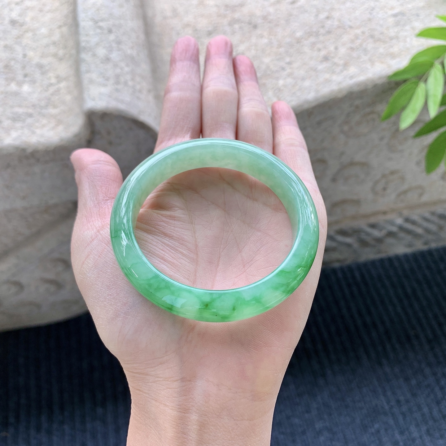 正圈52 53，圈口53.6/11.8/7.6，编码A1073033，冰糯飘辣绿，水润，种老，细腻，
