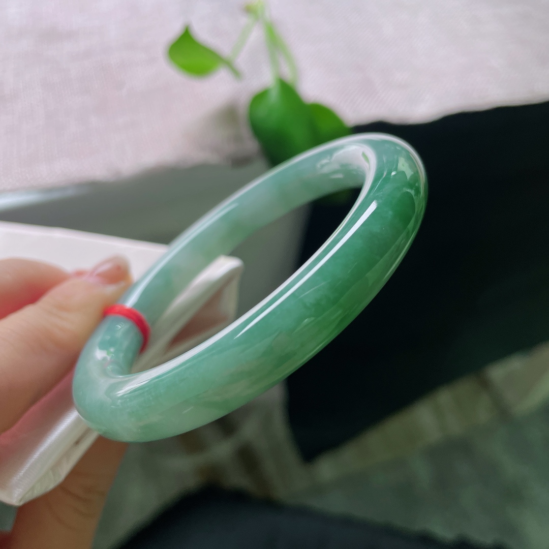 55.7/10.1，飘绿圆条，一点内纹，玉质莹润通透，色泽由浅至深缓缓晕染，自带沉静温润的氛围感，含蓄又大气。ss56925a