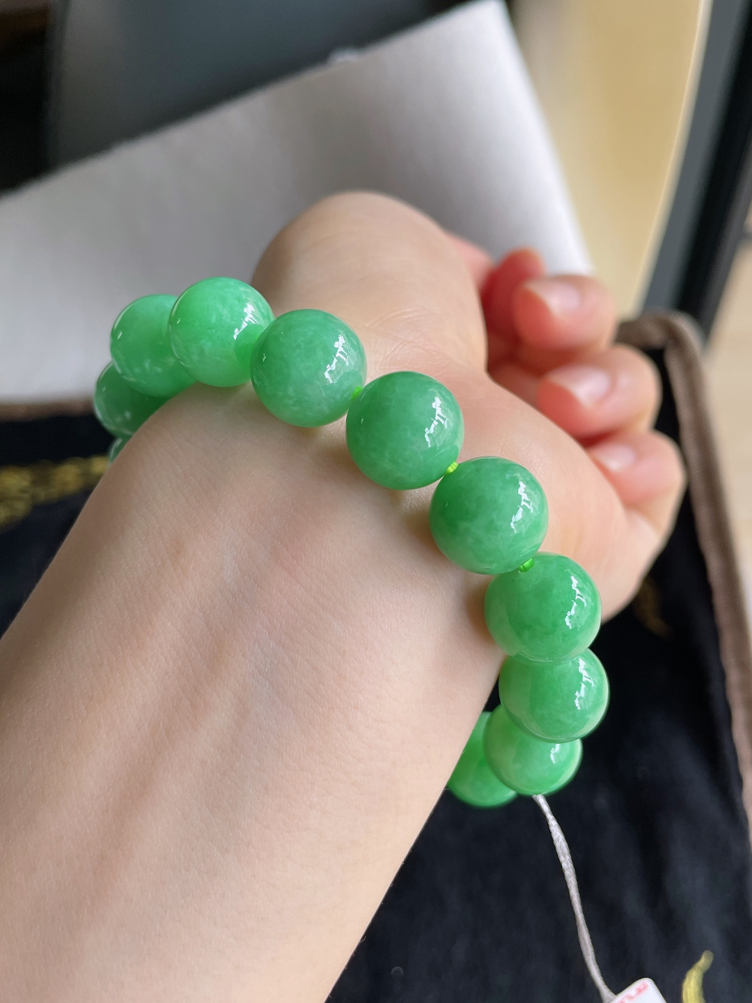 天然翡翠A货，冰满绿阳绿手串，尺寸：12.2mm。【编3100】