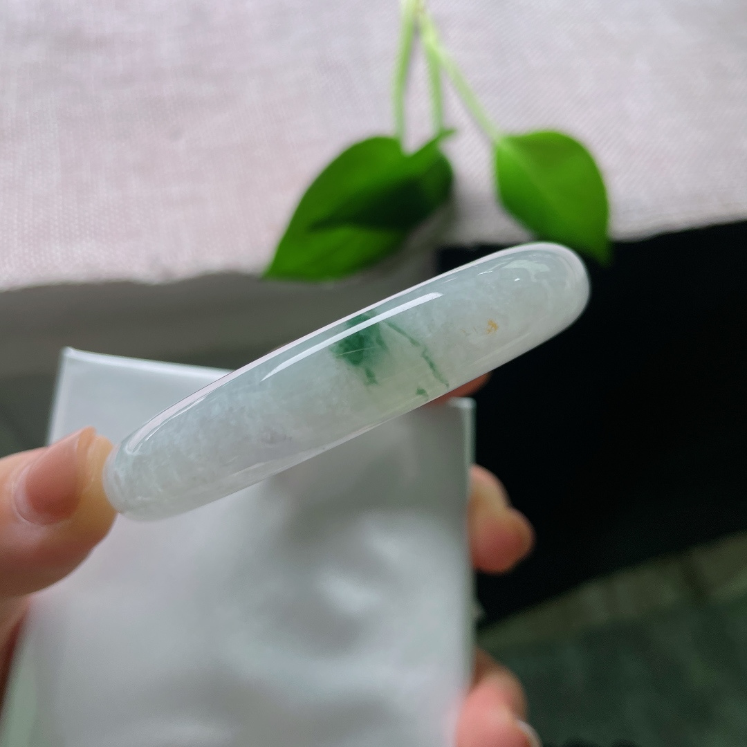 55/11.9/8.7，飘花正圈，无裂，白底衬得飘花鲜活醒目，清灵脱俗，一刚一柔融于圆环之间，清冷又富有灵气，诠释着独属于飘花翡翠的氛围感。ss56034