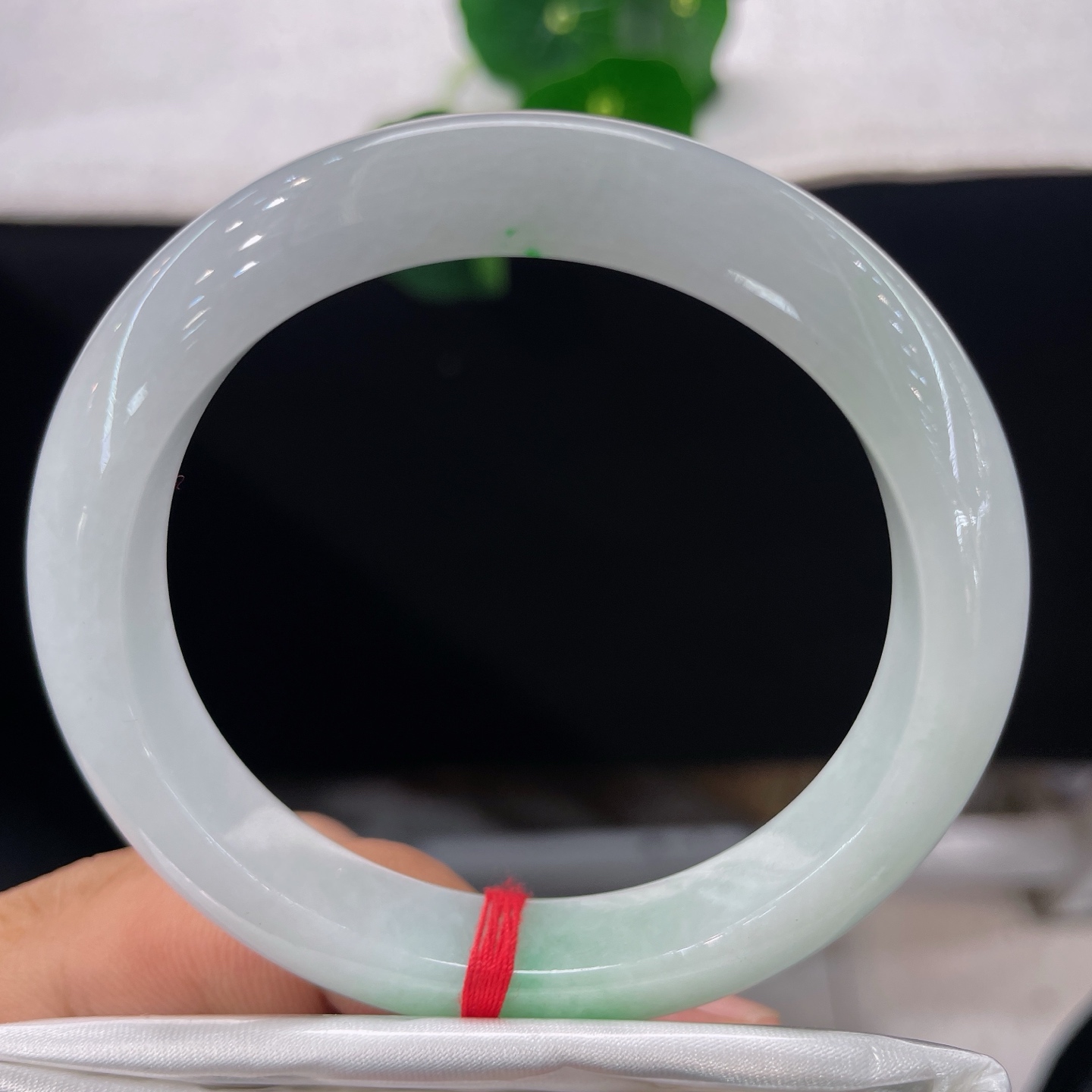 圈口54/10.4/8.5，白底青正圈，53/54可戴，白玉为底，翠色点睛。微棉线