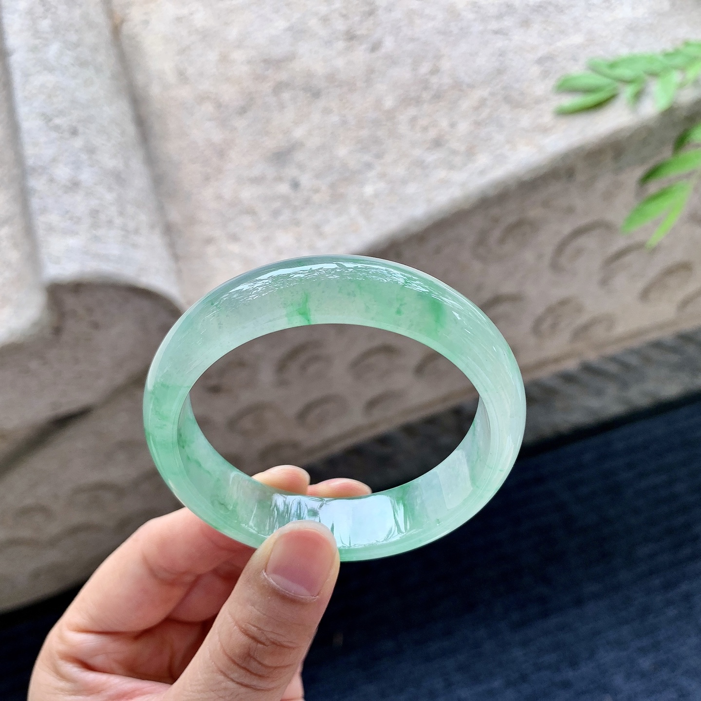 正圈51 52，圈口52.8/13.9/7，编码HT073021，描述冰糯飘绿，水润，种老，细腻，打灯有絮线
