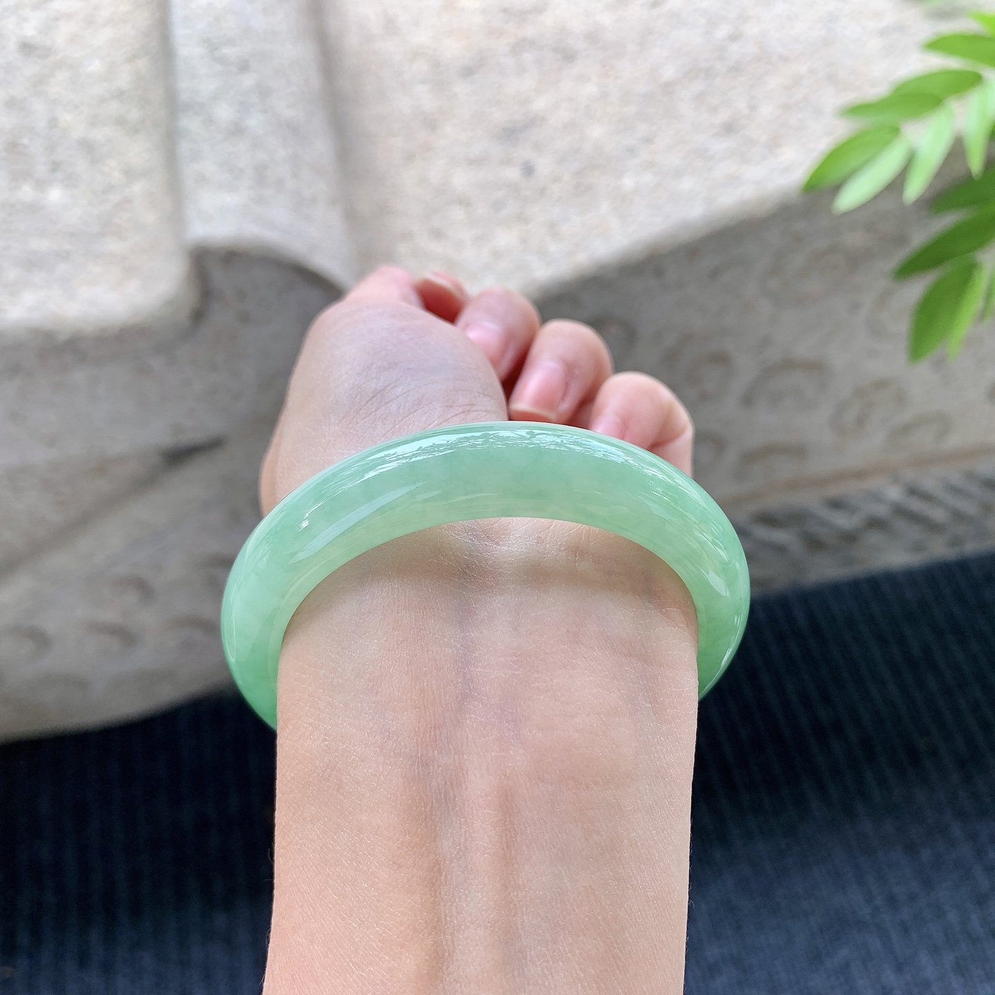 正圈52 53，圈口53.6/11.8/7.6，编码A1073033，冰糯飘辣绿，水润，种老，细腻，无裂