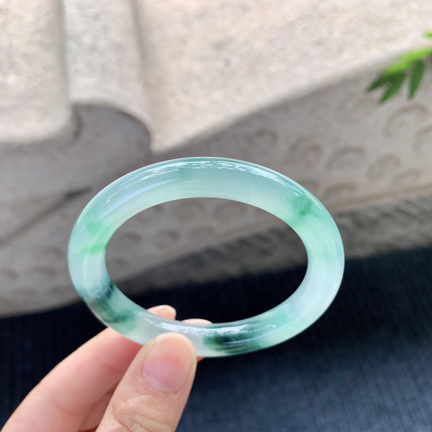 圆条49 50，圈口50.2/8.8/8.4，编码B2080287，冰种飘绿，清透，水润，种老，细腻，打灯有絮线