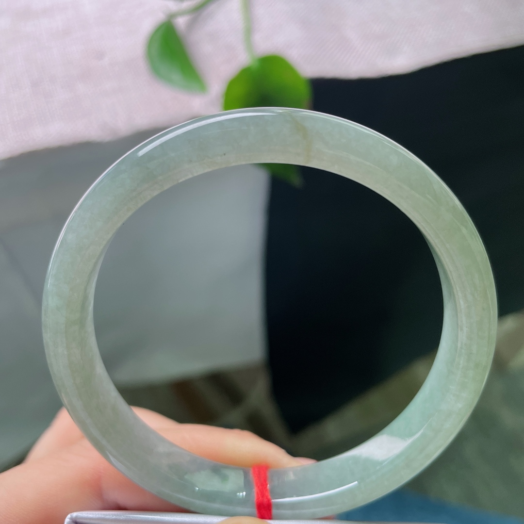 60.9/10.2/6.9，油青正圈，一点皮纹，淡淡的湖调青绿，玉质细腻，光泽温润，不挑穿搭，通勤日常都合适。ss56725a