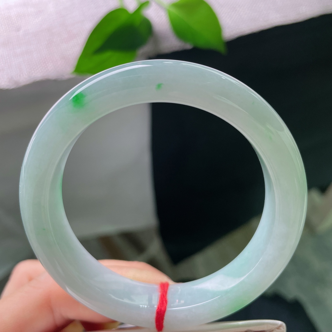 55.3/12.6/9.1，飘绿正圈，一点皮纹，玉质通透莹润，底色柔和淡雅，星星点点正阳绿点缀其间，