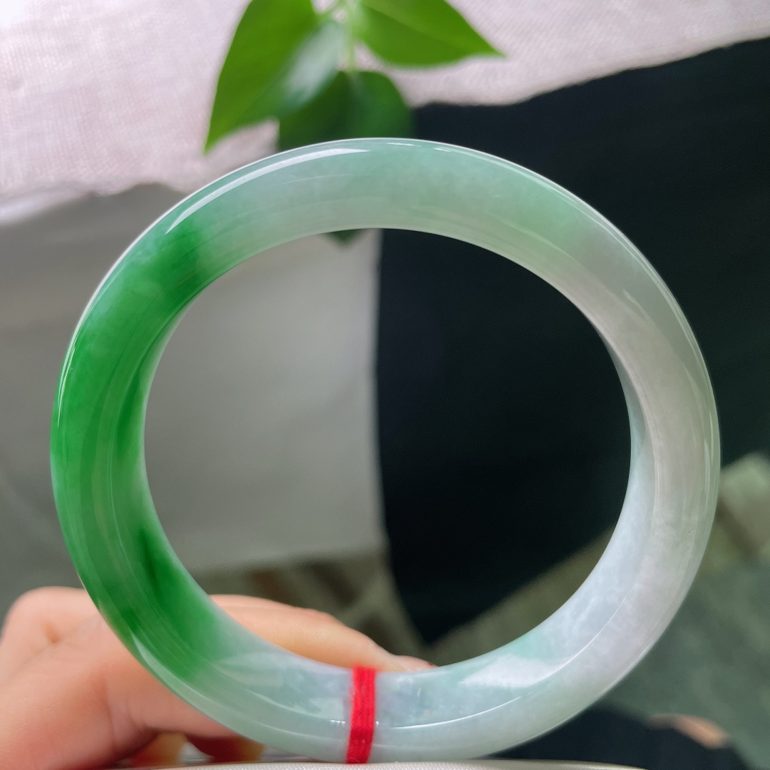 59.1/12.5/8.7，绿底正圈，水润细腻，翠色传承之美，贵气，色辣，无裂，56662