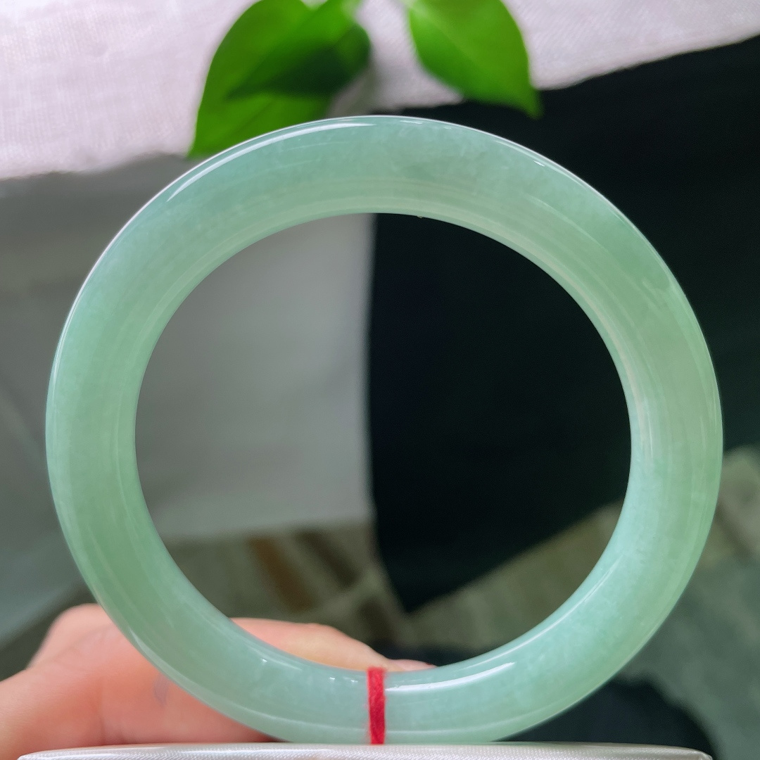 绿底圆条，无裂，浅绿匀染玉环，像一汪静谧温润的春水藏尽山间，自带清冷舒缓的气质，ss55987a
