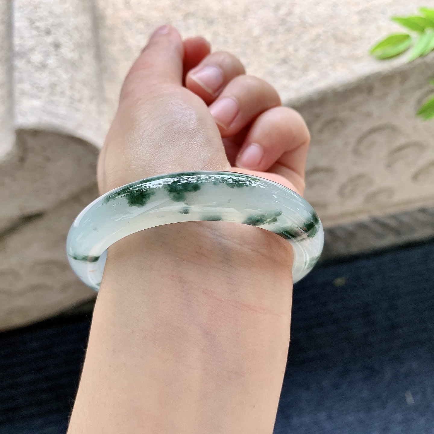 正圈53 54，圈口54.6/11.8/8.6，编码AF080141，描述冰糯飘花，清透，水润，种老，细腻，打灯有棉线