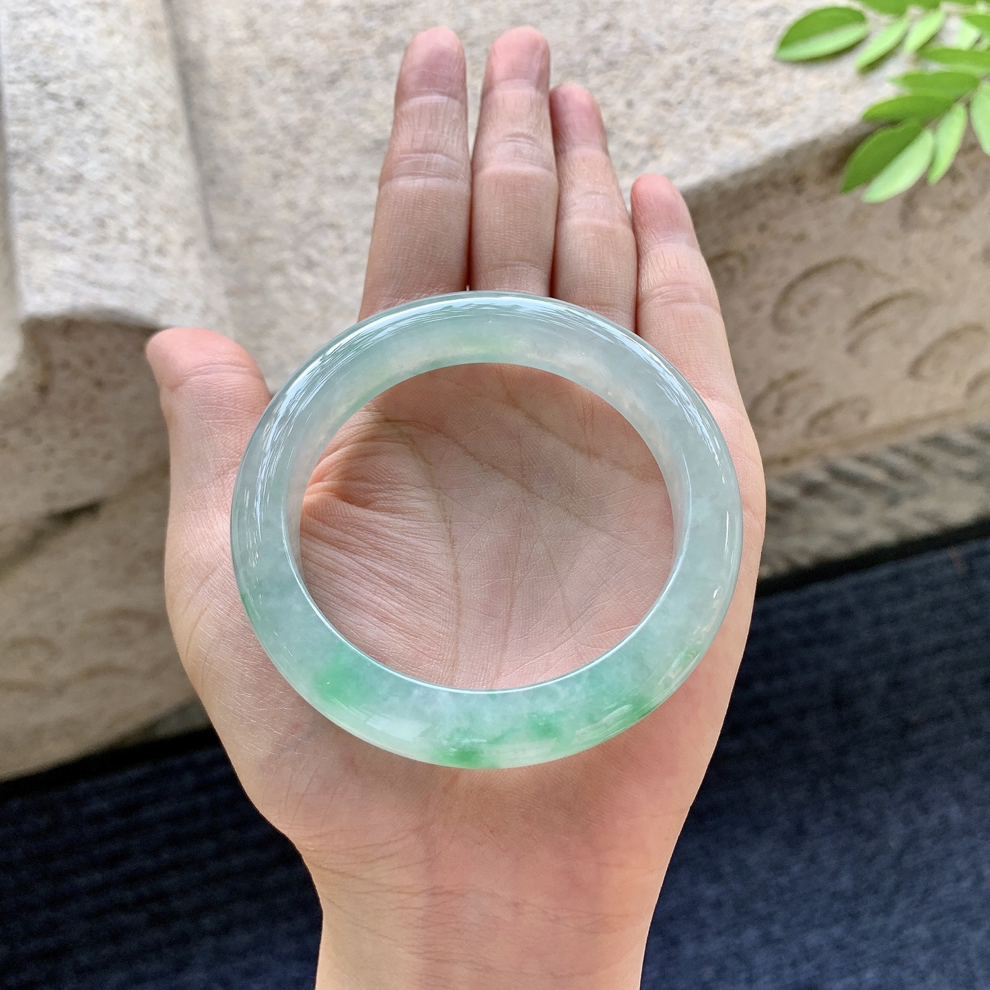 正圈53 54，圈口54.6/11.8/8.8，编码A1080130，描述冰糯飘绿，水润，种老，细腻，打灯有棉线