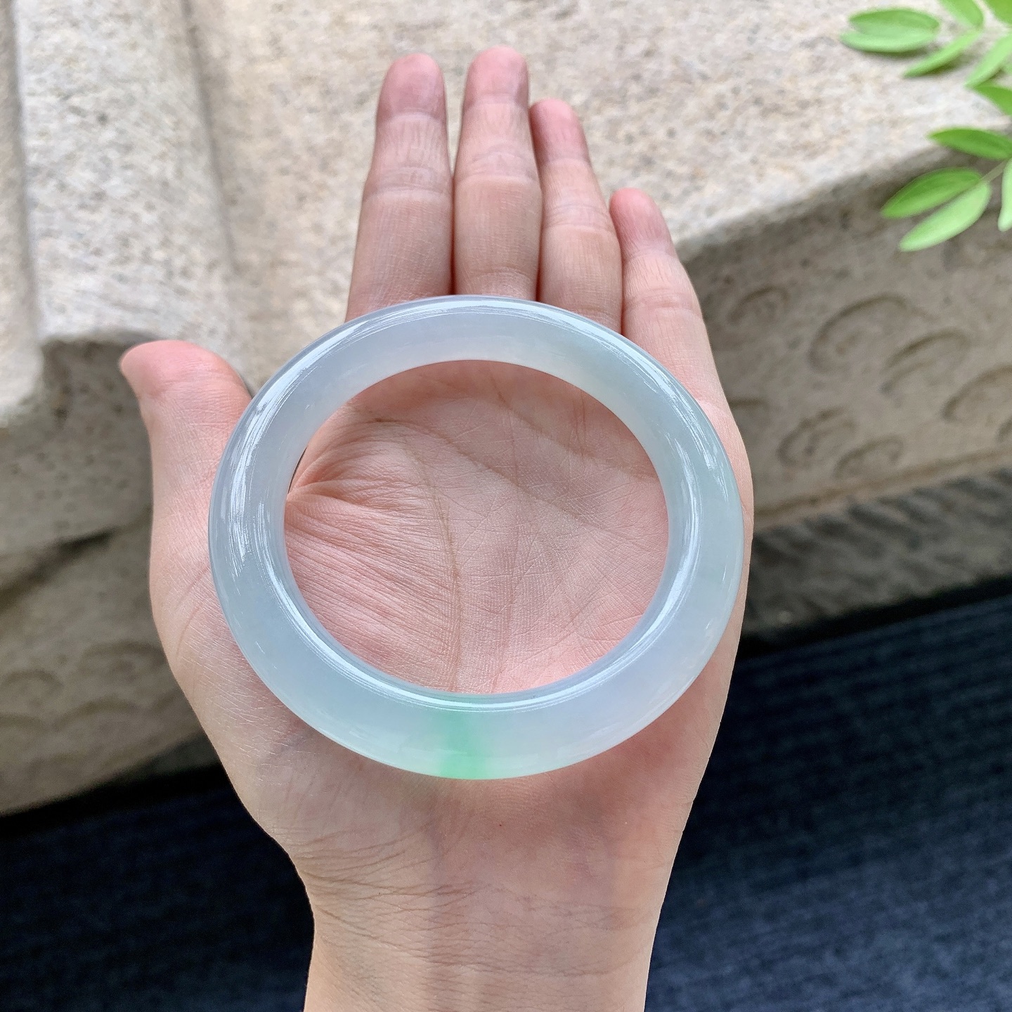 圆条53 54，圈口54.6/10/10.3，编码B2080653，冰糯飘绿，清透，水润，种老，细腻，内侧有絮线
