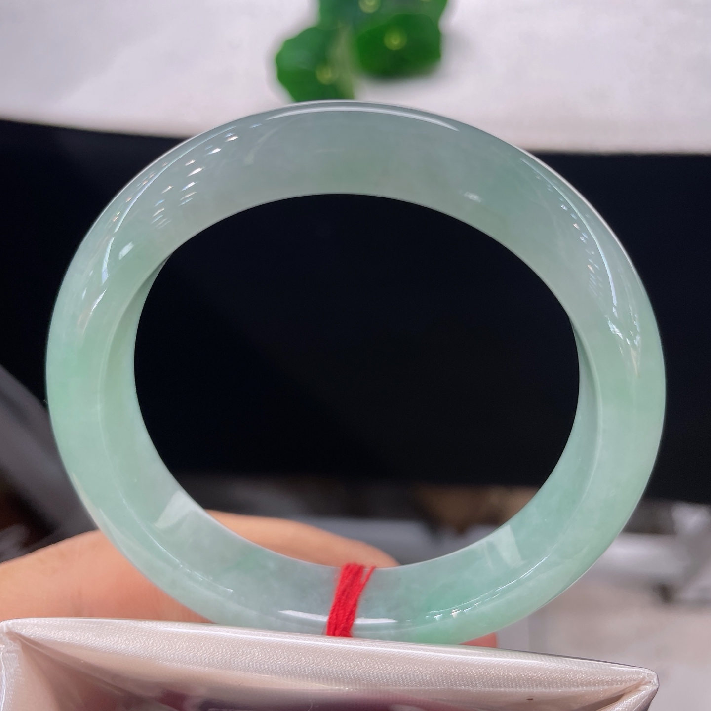 圈口54.6/12/8.1，果绿正圈，56/57可戴，仿若春烟凝翠，质地澄澈温润。无裂。
