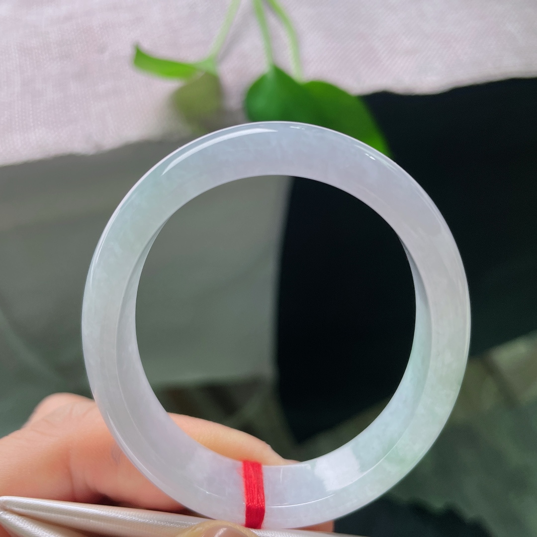 52.5（45.6）12.4/6.8，飘花贵妃，一点晶体，几缕飘绿悠然漫于镯身，如云影渡碧水，清简空