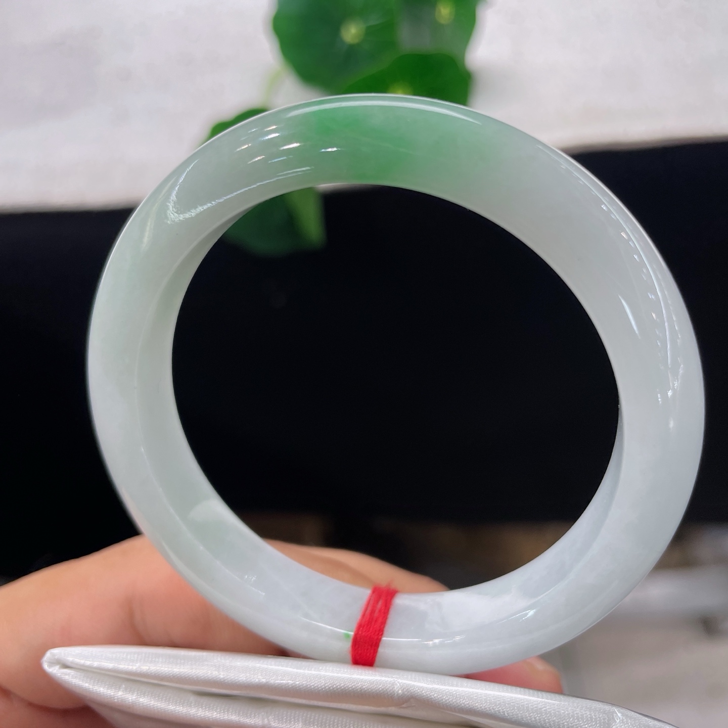 圈口54/10.4/8.5，白底青正圈，53/54可戴，白玉为底，翠色点睛。微棉线
