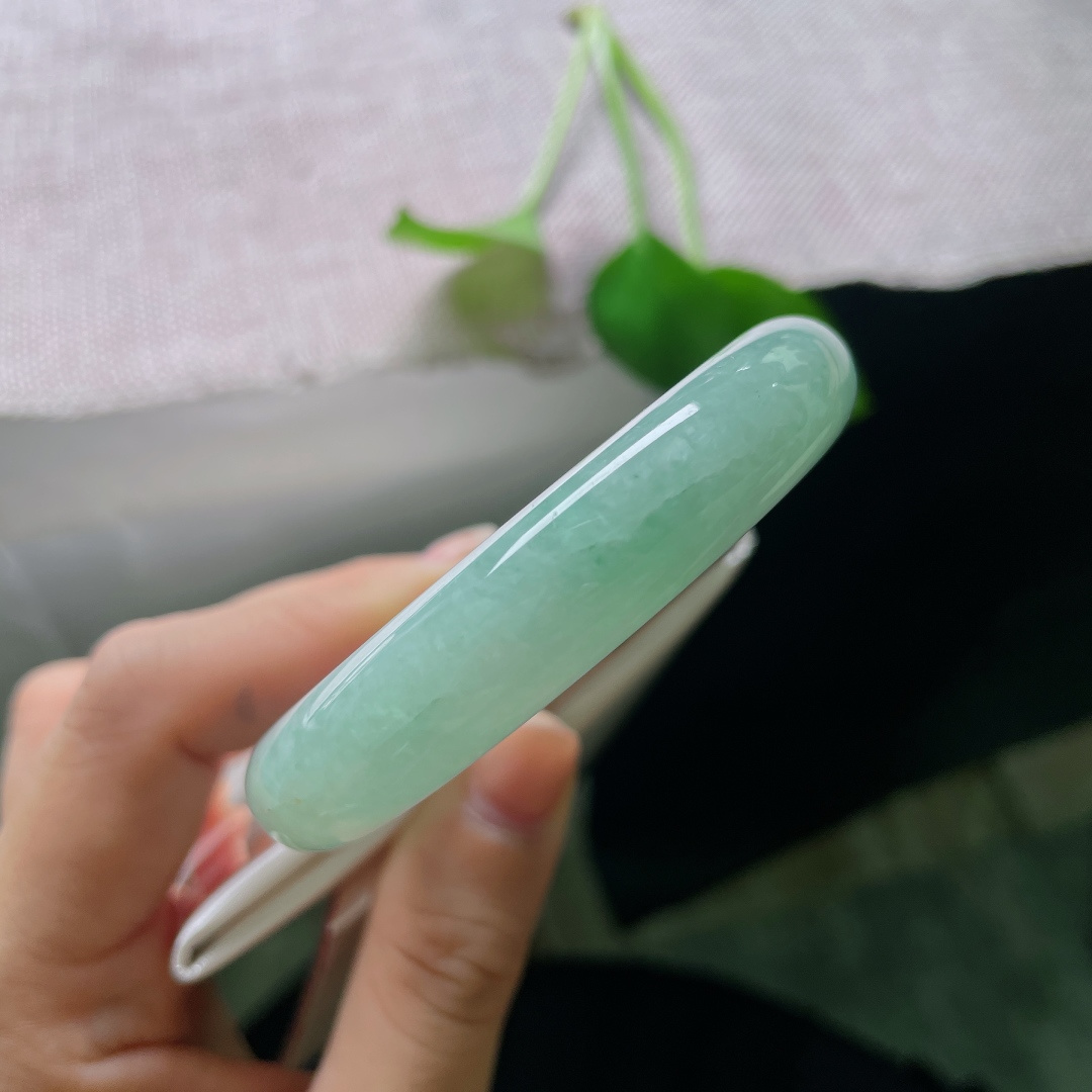 54/12/8.3，绿底正圈，一点皮纹，种水通透莹润，满圈柔和湖青色，上手清爽显白，日常百搭耐看。ss56701a