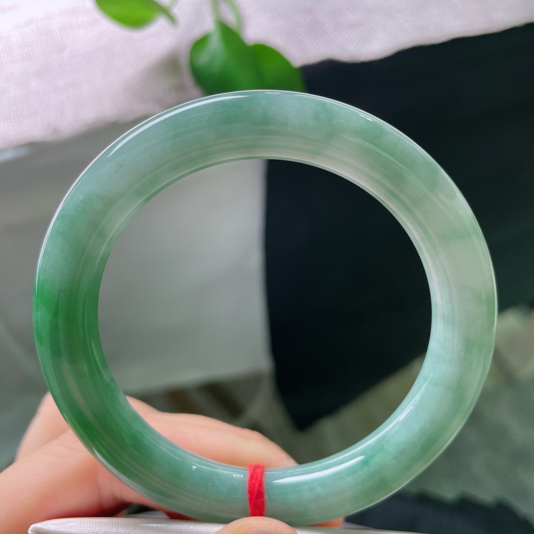 55.7/10.1，飘绿圆条，一点内纹，玉质莹润通透，色泽由浅至深缓缓晕染，自带沉静温润的氛围感，含蓄又大气。ss56925a