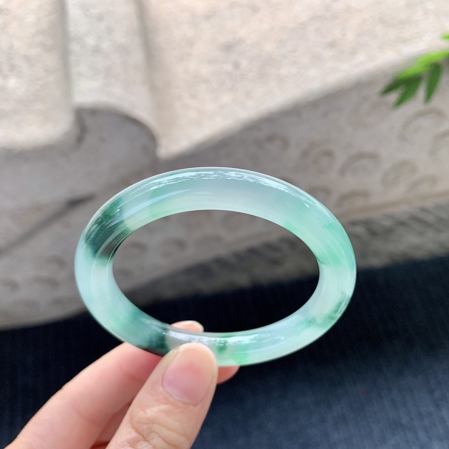 圆条49 50，圈口50.2/8.8/8.4，编码B2080287，冰种飘绿，清透，水润，种老，细腻，打灯有絮线