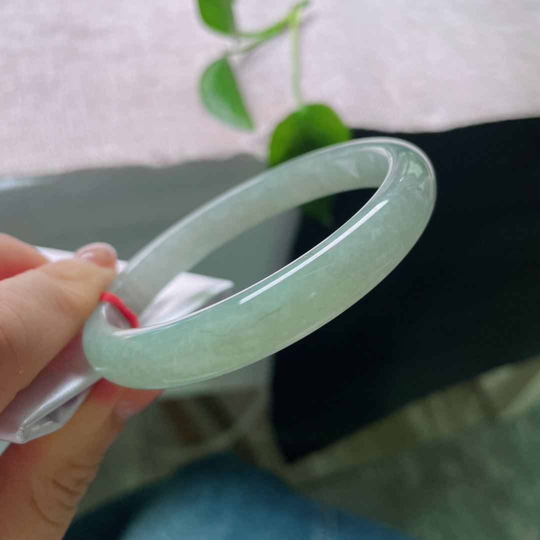 60.9/10.2/6.9，油青正圈，一点皮纹，淡淡的湖调青绿，玉质细腻，光泽温润，不挑穿搭，通勤日常都合适。ss56725a
