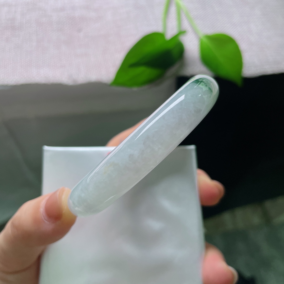 55/11.9/8.7，飘花正圈，无裂，白底衬得飘花鲜活醒目，清灵脱俗，一刚一柔融于圆环之间，清冷又富有灵气，诠释着独属于飘花翡翠的氛围感。ss56034