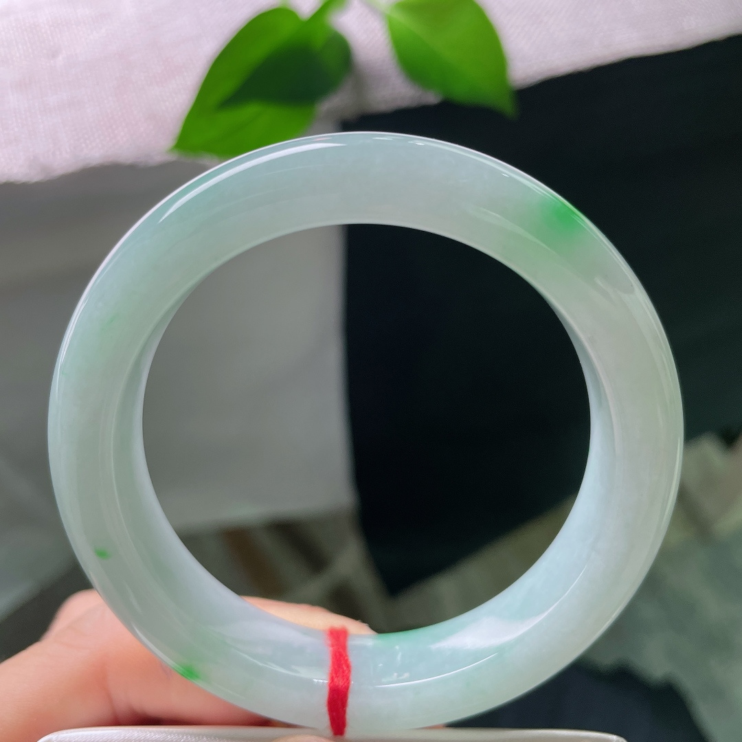 55.3/12.6/9.1，飘绿正圈，一点皮纹，玉质通透莹润，底色柔和淡雅，星星点点正阳绿点缀其间，不浓不艳，点点翠光，灵动又别致。ss56719a