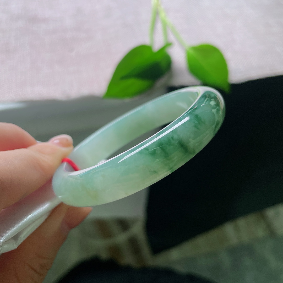 53.9/11.8/7.9，飘花正圈，无裂，浓郁墨绿飘花随性萦绕，宛如静水之中浮动的幽草，清冷含蓄，自带静谧悠远的山水氛围感。ss56042a