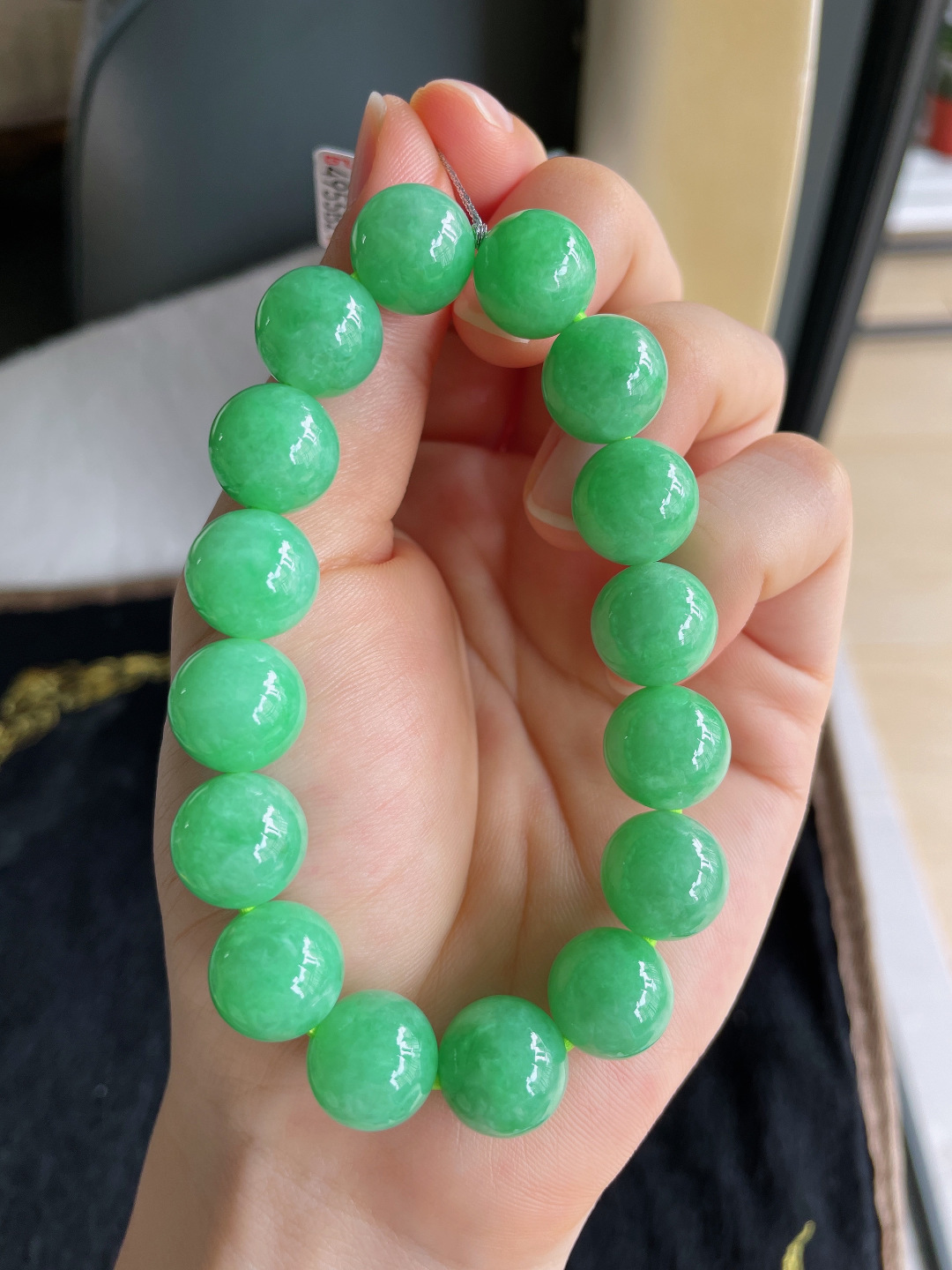 天然翡翠A货，冰满绿阳绿手串，尺寸：12.2mm。【编3100】