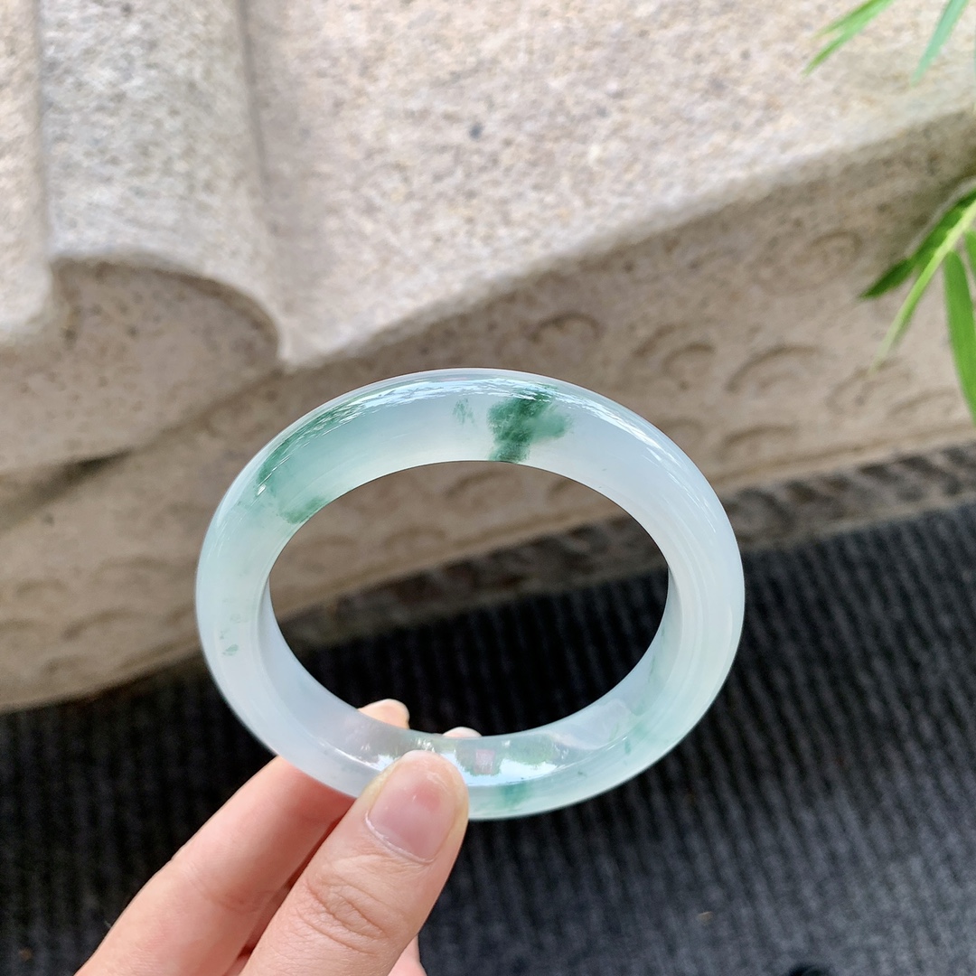 正圈58 59，圈口59.4/12.4/10.1，编码Q5080266，冰种飘花，清透，水润，种老，细腻，打灯有絮线