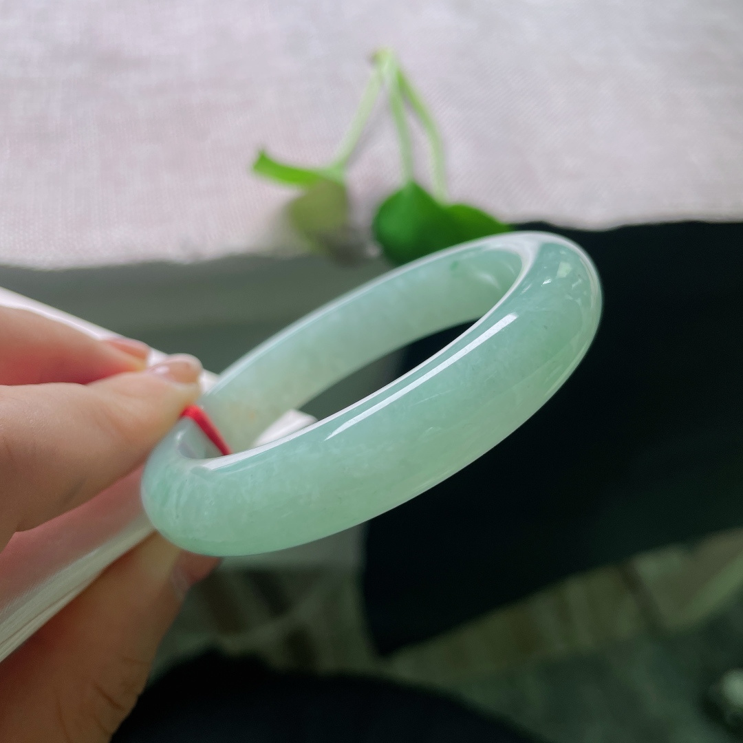 54/12/8.3，绿底正圈，一点皮纹，种水通透莹润，满圈柔和湖青色，上手清爽显白，日常百搭耐看。ss56701a