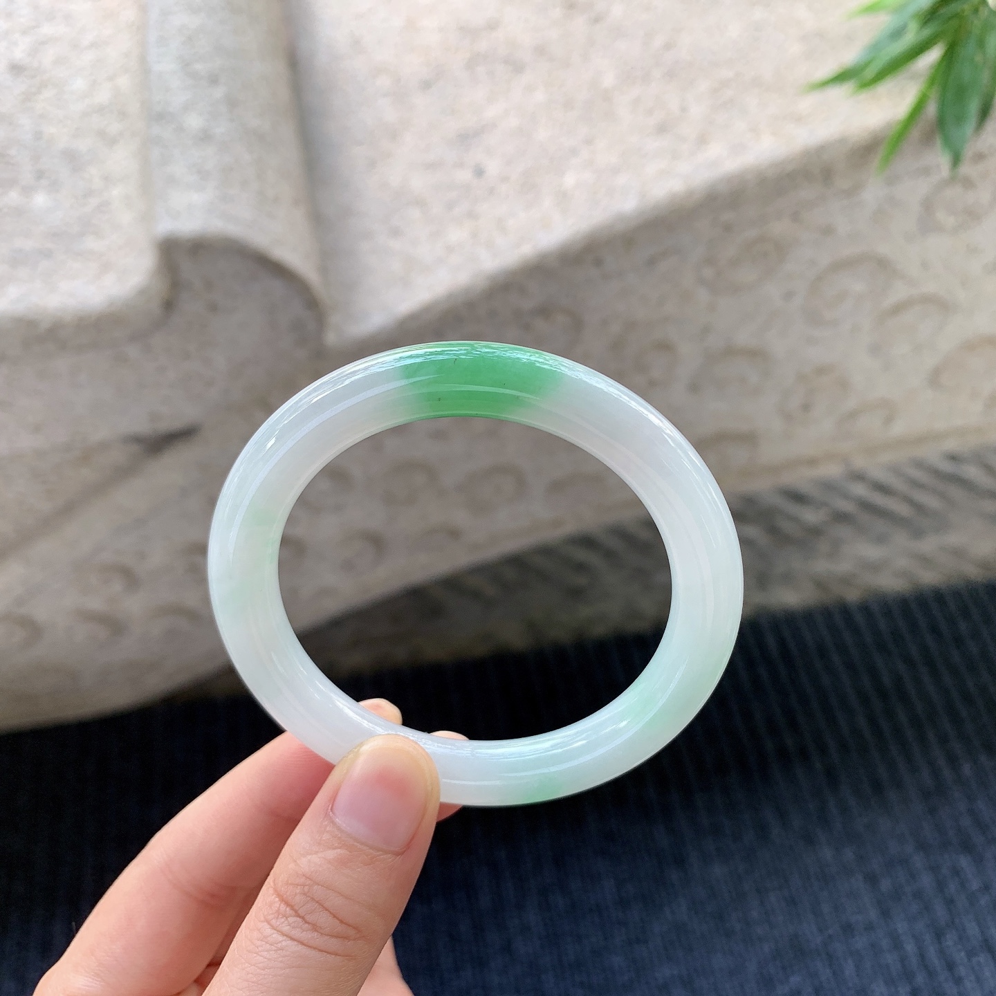圆条53 54，细糯飘绿，水润，种老，细腻，打灯有絮线