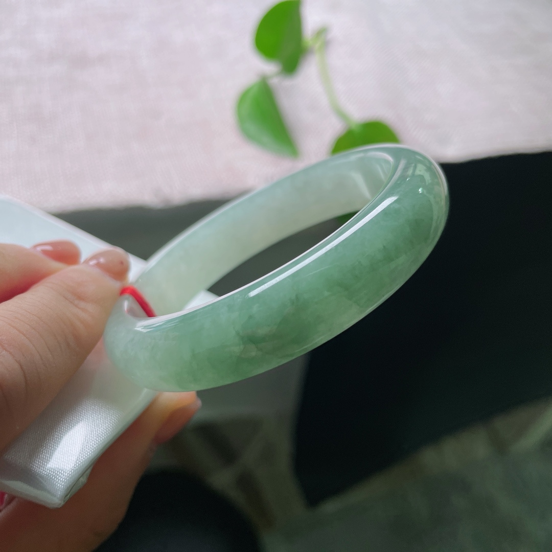 54/12.6/7.5，冰油正圈，一点皮纹，素镯藏清韵，浅绿不艳不浓，低调耐看，温柔永不过时。ss ss56984a