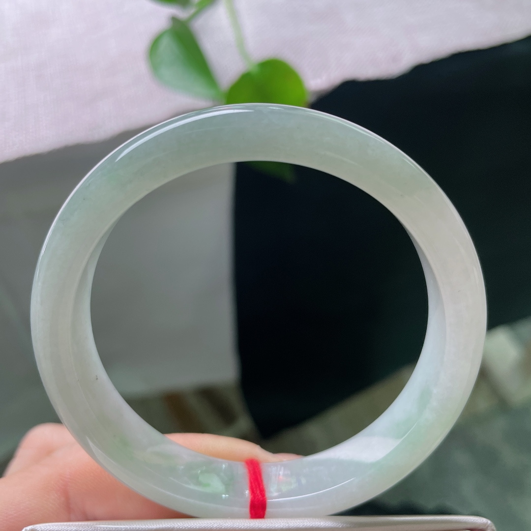 57/10.9/6.7，绿底正圈，一点晶体，浅晴底色翡翠镯，玉质细腻水润，色调温润耐看，日常通勤百搭
