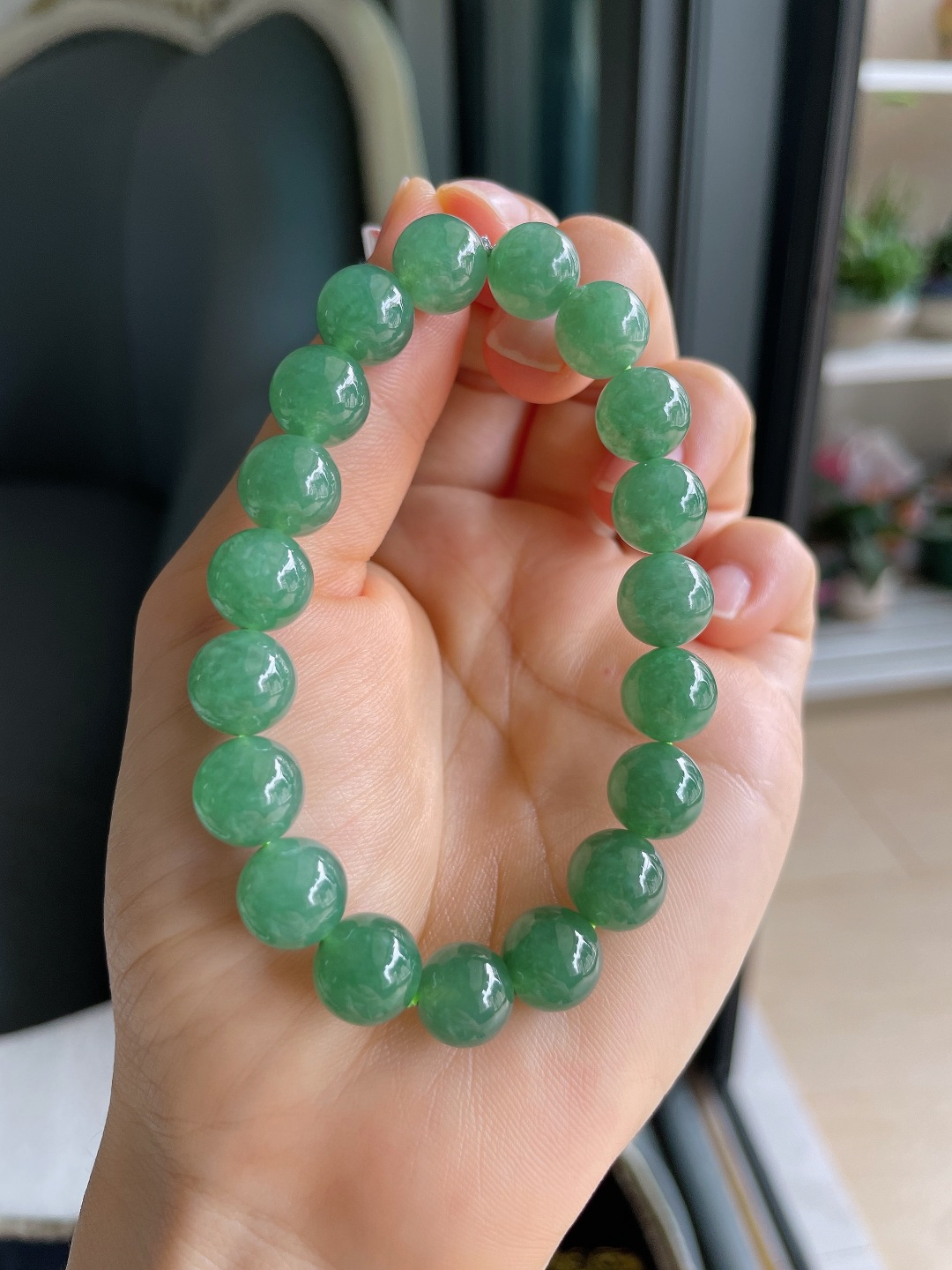 天然翡翠A货，冰满绿油绿手串，尺寸：9.8mm。【编4504，4505，4506】