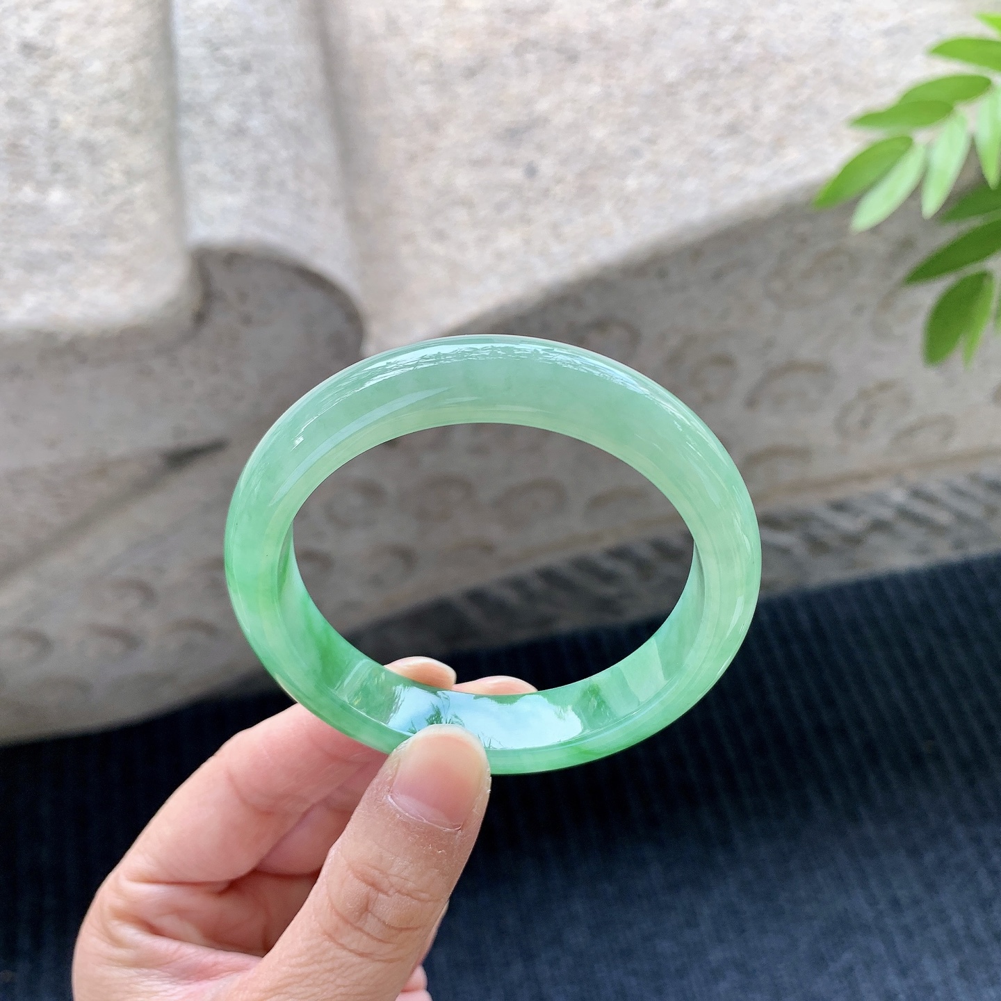 正圈52 53，圈口53.6/11.8/7.6，编码A1073033，冰糯飘辣绿，水润，种老，细腻，无裂