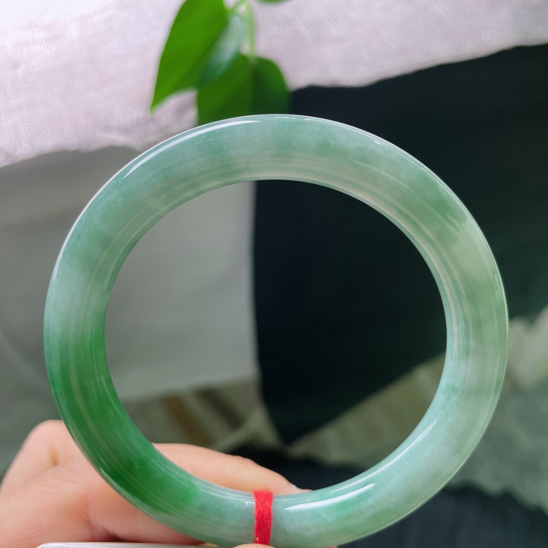 55.4/9.2，飘绿圆条，一点内纹，圆条镯型敦实雅致，绿水氤氲镯身，水光内敛，把一池远山碧色，戴于方寸腕间。ss56930a