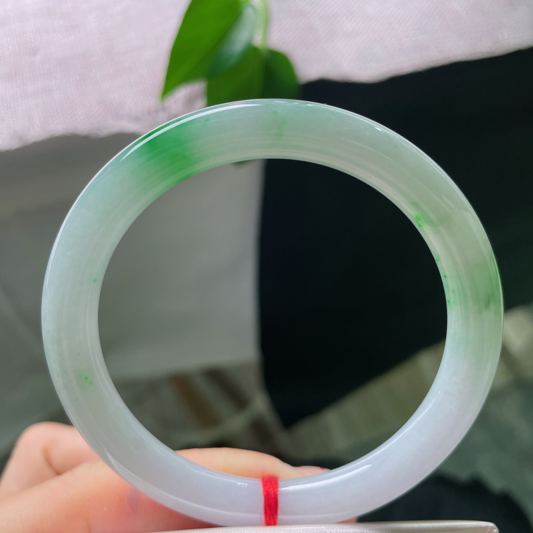 55.9/8，飘绿圆条，一点皮纹，俏色飘绿翡翠圆镯，底色清润，一抹翠色灵动出彩，日常佩戴温婉耐看。s