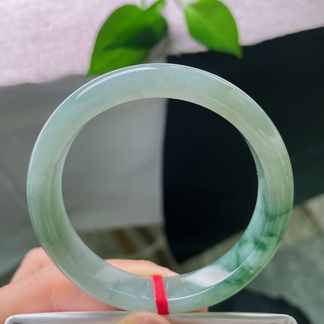 53.9/11.8/7.9，飘花正圈，无裂，浓郁墨绿飘花随性萦绕，宛如静水之中浮动的幽草，清冷含蓄，