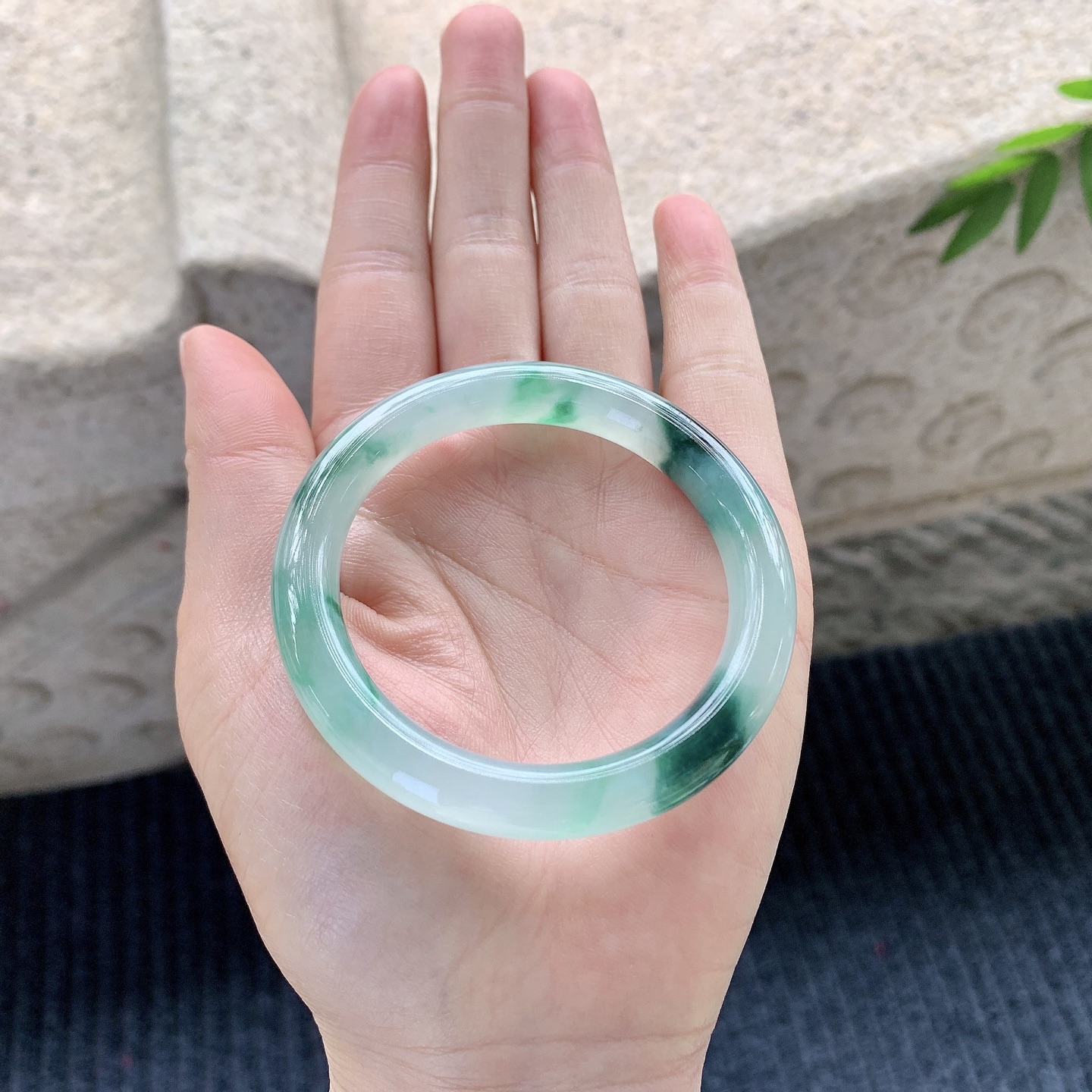 圆条49 50，圈口50.2/8.8/8.4，编码B2080287，冰种飘绿，清透，水润，种老，细腻，打灯有絮线